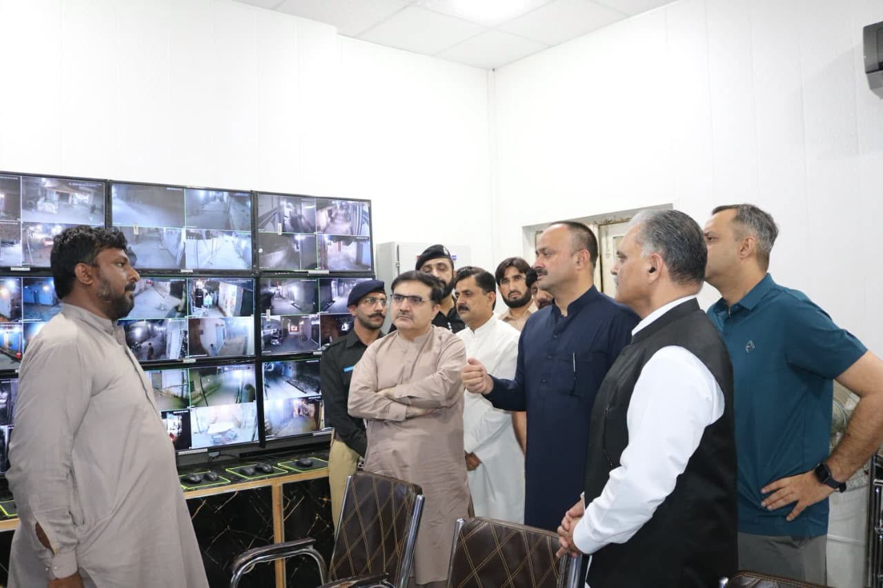محرم الحرام سکیورٹی،کمشنر اور آر پی او ڈیرہ کا کمانڈ اینڈ کنٹرول سنٹر کا دورہ
