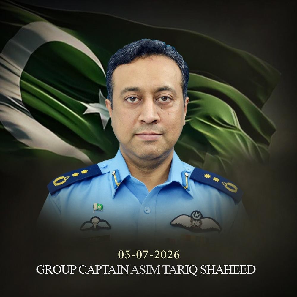 پاک فضائیہ کے بہادر گروپ کیپٹن عاصم خاتون کو بچاتے ہوئے شہید ہوگئے
