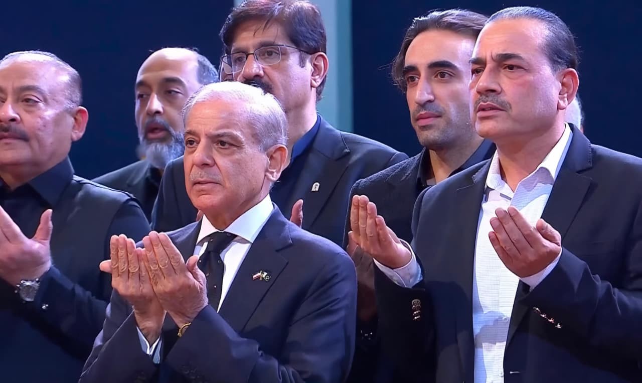 وزیراعظم شہباز شریف کی ایرانی شہید سپریم لیڈر آیت اللہ سید علی خامنہ ای کے جنازے میں شرکت