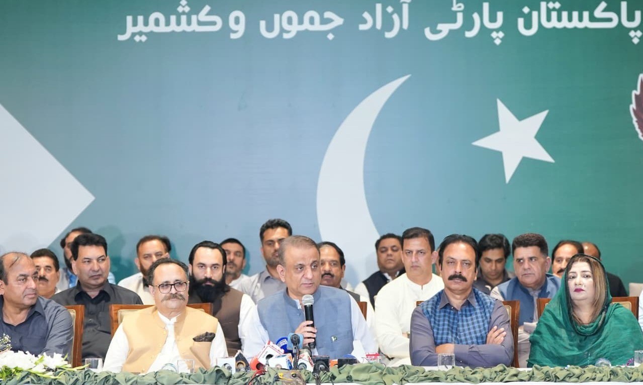 اللہ تعالیٰ نے آزاد کشمیر میں حکومت بنانے کا موقع دیا تو خوبصورت ڈویلپمنٹ کریں گے، عبدالعلیم خان کی پریس کانفرنس