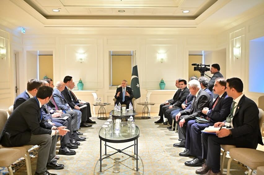 نائب وزیراعظم اور وزیر خارجہ سینیٹر محمد اسحاق ڈار کی پاکستان۔ترکیہ بزنس کانفرنس کے موقع پر ترکیہ کے معروف نجی کاروباری ادارے کوچ ہولڈنگ کے اعلیٰ حکام سے ملاقات