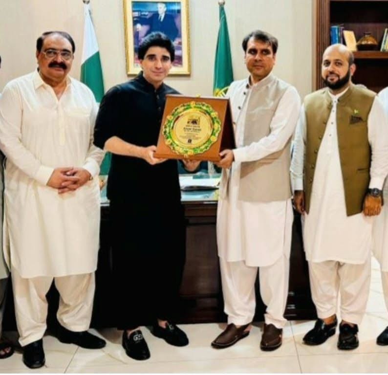 ستھرا پنجاب پروگرام کے تحت مثالی عوامی خدمات پر ڈپٹی کمشنر اٹک راؤ عاطف رضا کو شیلڈ پیش