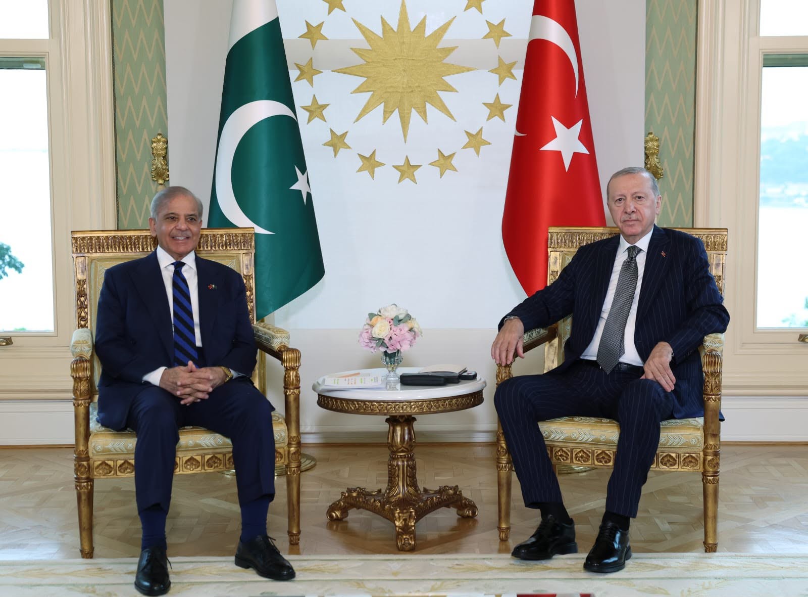 وزیر اعظم شہباز شریف کی ترک صدر رجب طیب اردوان سے ملاقات، مختلف شعبوں میں دوطرفہ تعاون کو مزید مضبوط بنانے کے عزم کا اعادہ