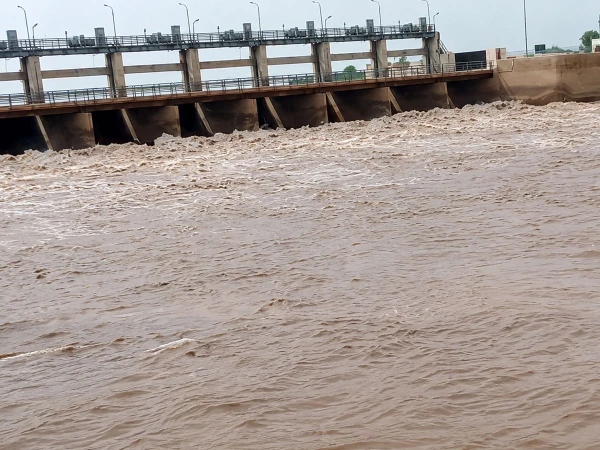 دریائے چناب میں چنیوٹ کے مقام پر درمیانے درجے کے سیلاب