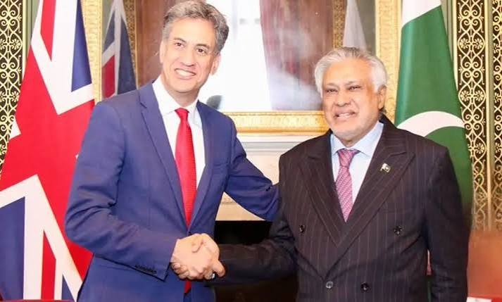 نائب وزیراعظم اسحاق ڈار کے برطانوی وزیر خارجہ ایڈ ملی بینڈ کے ساتھ وفود کی سطح پر مذاکرات