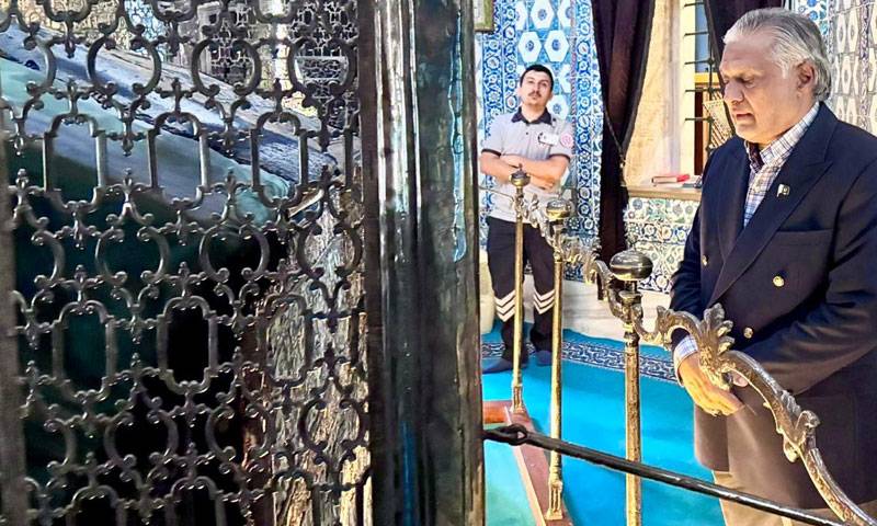 وزیر خارجہ اسحاق ڈار کی حضرت ابو ایوب انصاریؓ کے مقدس مزار پر حاضری