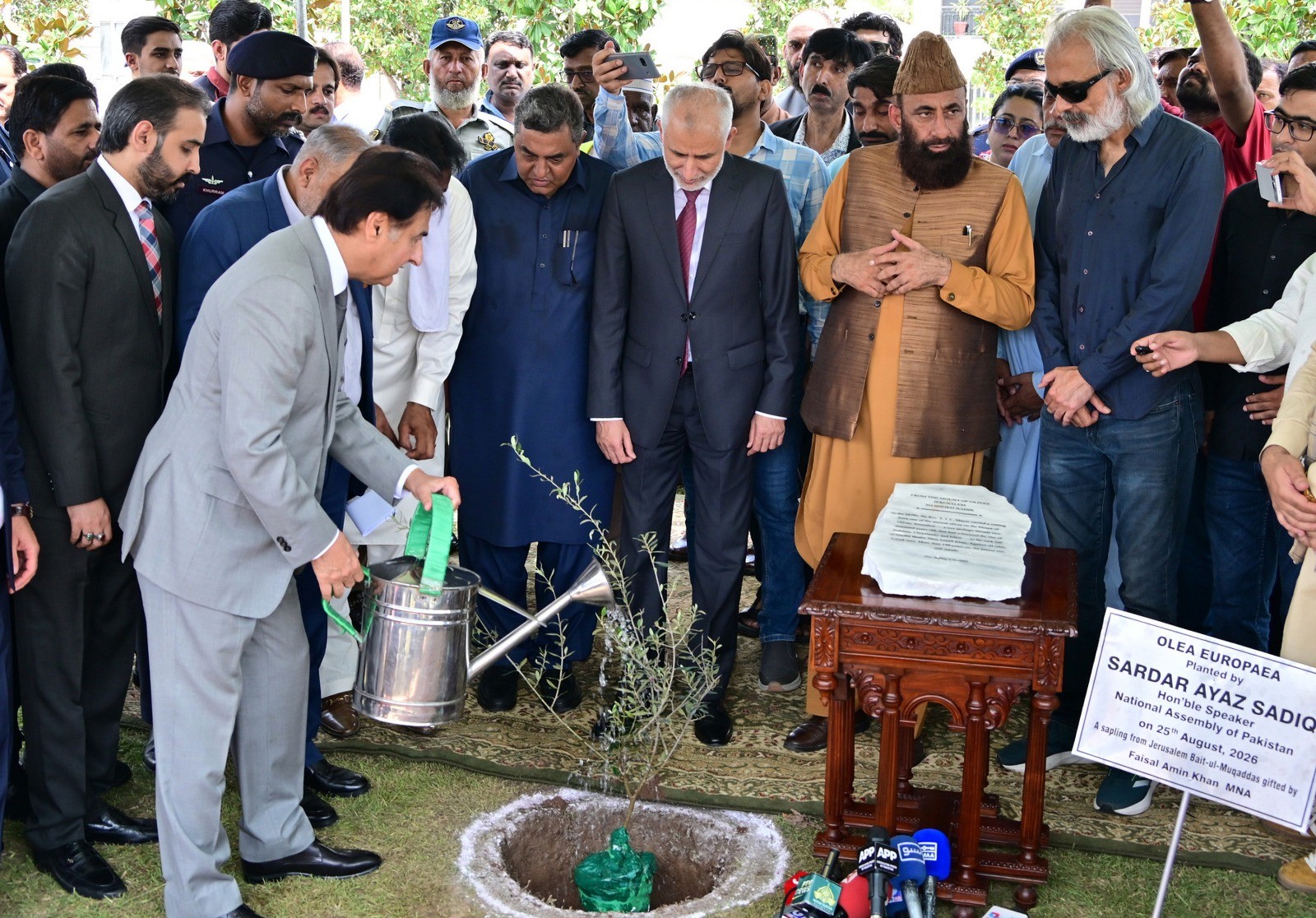 سپیکر قومی اسمبلی نے پارلیمنٹ ہاؤس کے سبزہ زار میں زیتون کا پودا لگا کر مون سون شجر کاری مہم کا افتتاح کر دیا