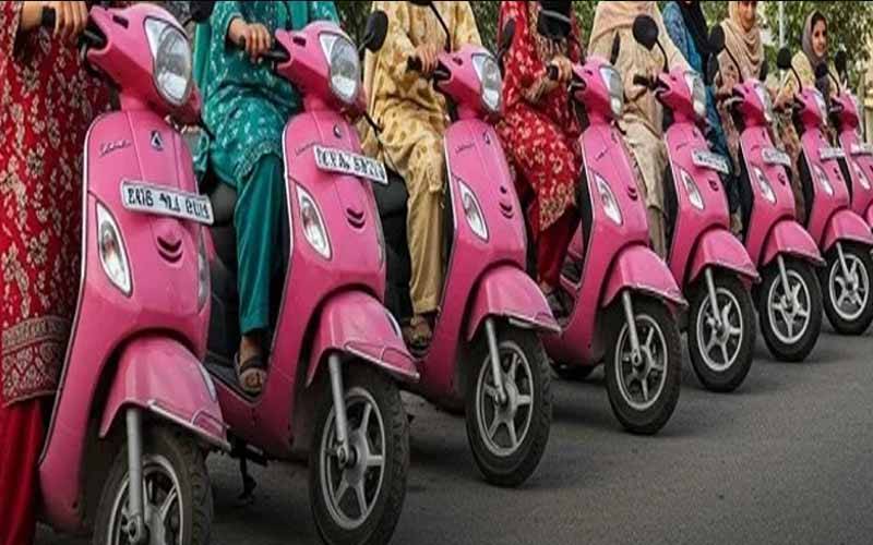 سندھ حکومت کا آئندہ مرحلے میں میرپورخاص میں پنک الیکٹرک سکوٹیز تقسیم کرنے کا فیصلہ