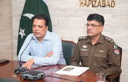ڈپٹی کمشنر حافظ آباد عبدالرزاق اور ڈی پی او فواد احمد