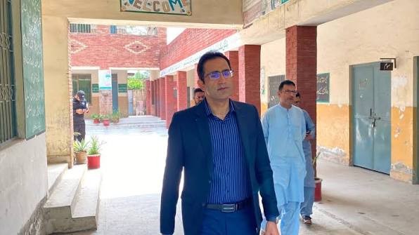 ڈپٹی کمشنر لاہورکاگورنمنٹ گرلز ہائی سکول کا دورہ