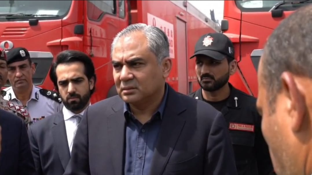 اسلام آباد ریسکیو 1122 اور فائر بریگیڈ کے لئے 17 سال بعد 21 نئی جدید گاڑیاں کراچی پہنچ گئیں، وفاقی وزیر داخلہ کا کراچی پورٹ کا دورہ اور جائزہ
