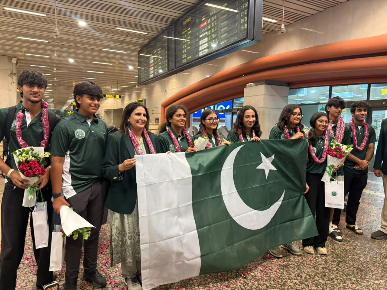 پاکستان جونیئر گالف ٹیم کی بنگلہ دیش میں شاندار کارکردگی کے بعد وطن واپسی، پُرتپاک استقبال