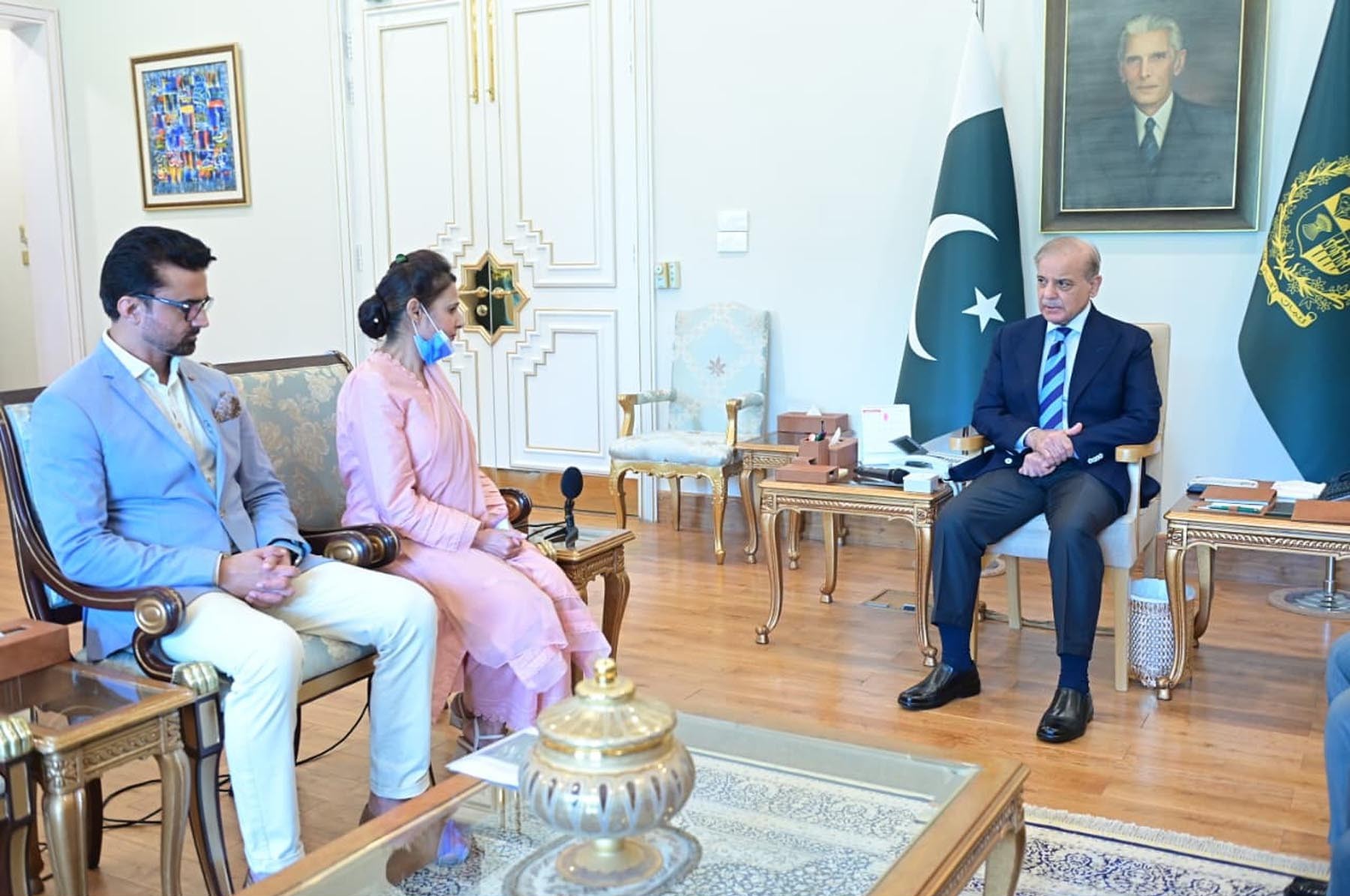 وزیراعظم شہباز شریف سے پمز آتشزدگی واقعے میں نومولود کی جان بچانے والی نرس رضیہ نورین کی ملاقات، قومی ا عزاز دینے کا اعلان ، ایک کروڑ روپے کا چیک دیا