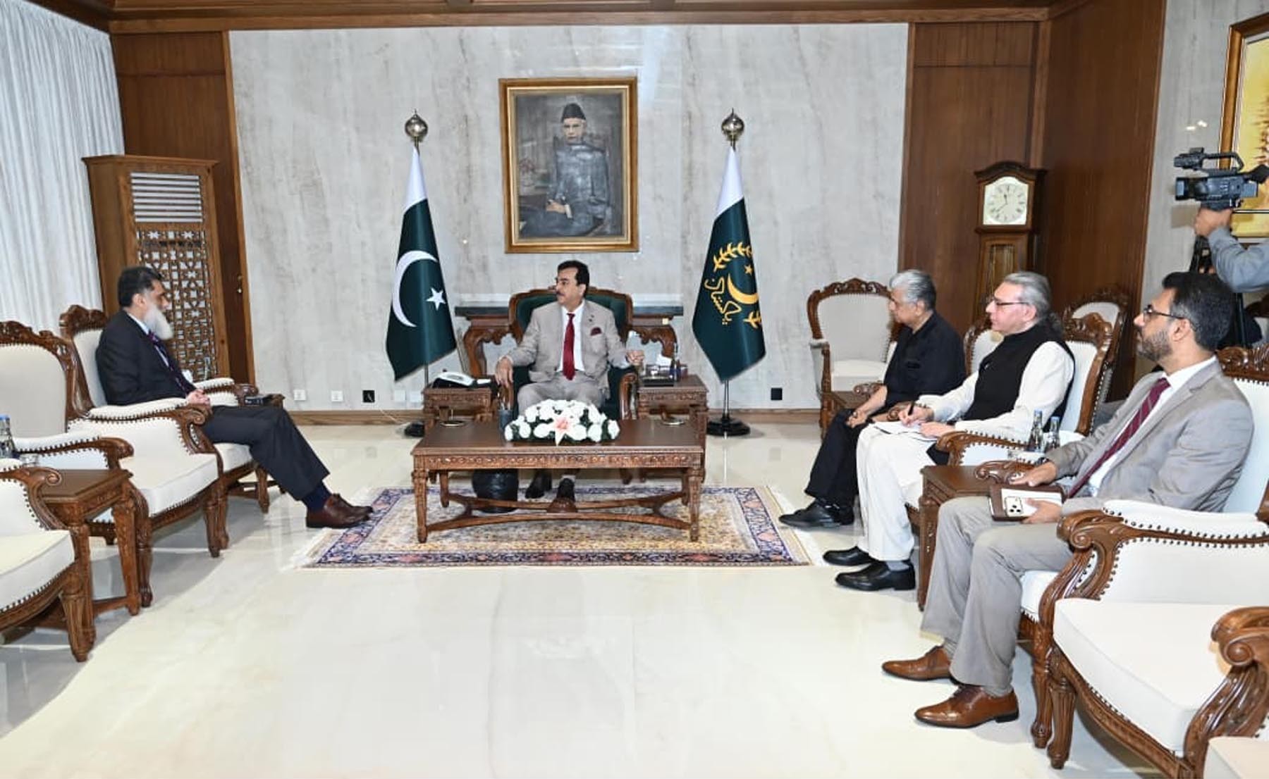 قائم مقام صدر سید یوسف رضا گیلانی سے افغانستان میں پاکستان کے سفیر عبید الرحمن نظامانی کی ملاقات، علاقائی سکیورٹی صورتحال اور پاکستان کے امن و استحکام سے متعلق امور پر بریفنگ
