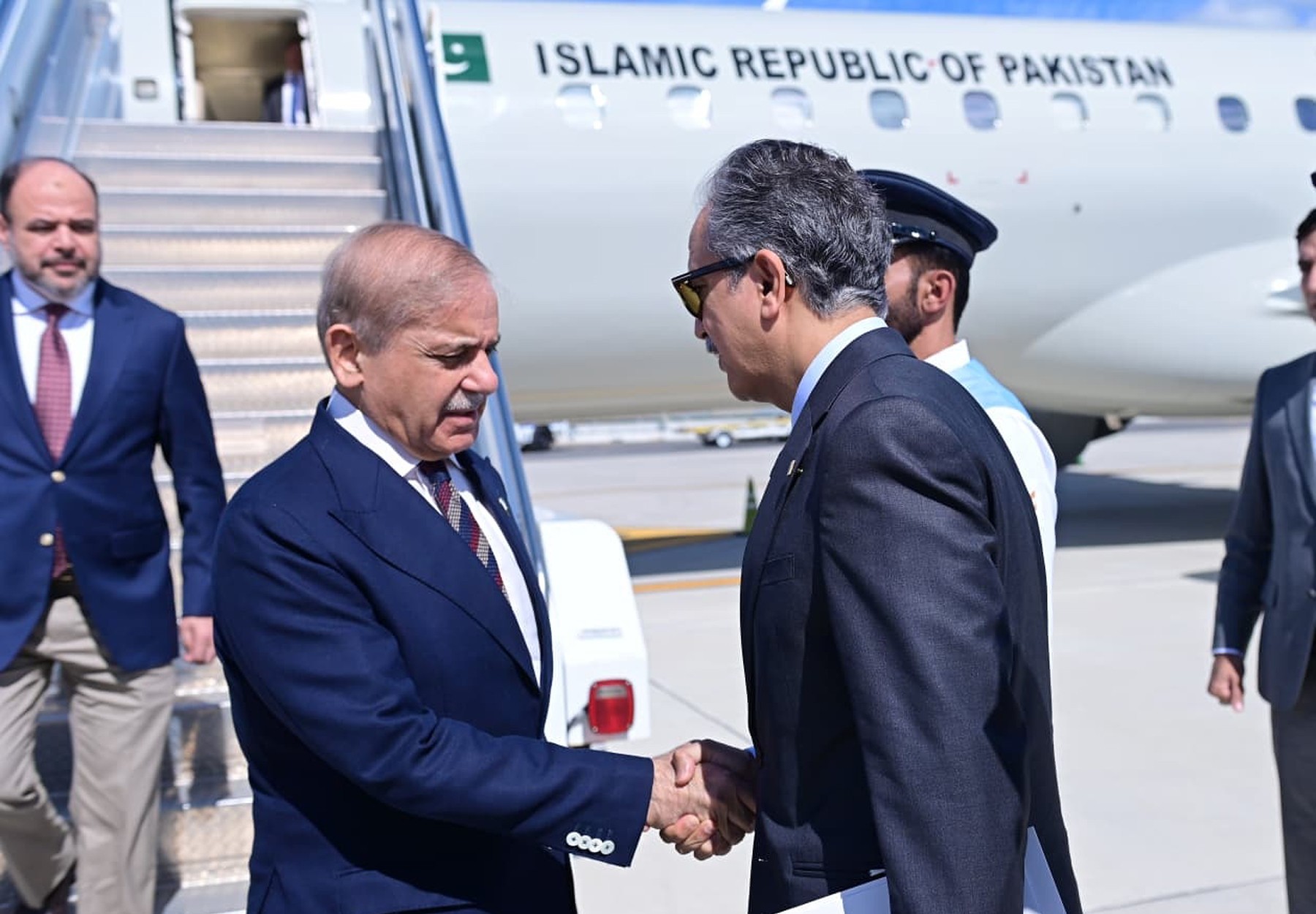 وزیراعظم محمد شہباز شریف اقوام متحدہ جنرل اسمبلی کے 81ویں اجلاس میں پاکستان کی نمائندگی کیلئے مختصر پاکستانی وفد کے ہمراہ نیو یارک پہنچ گئے