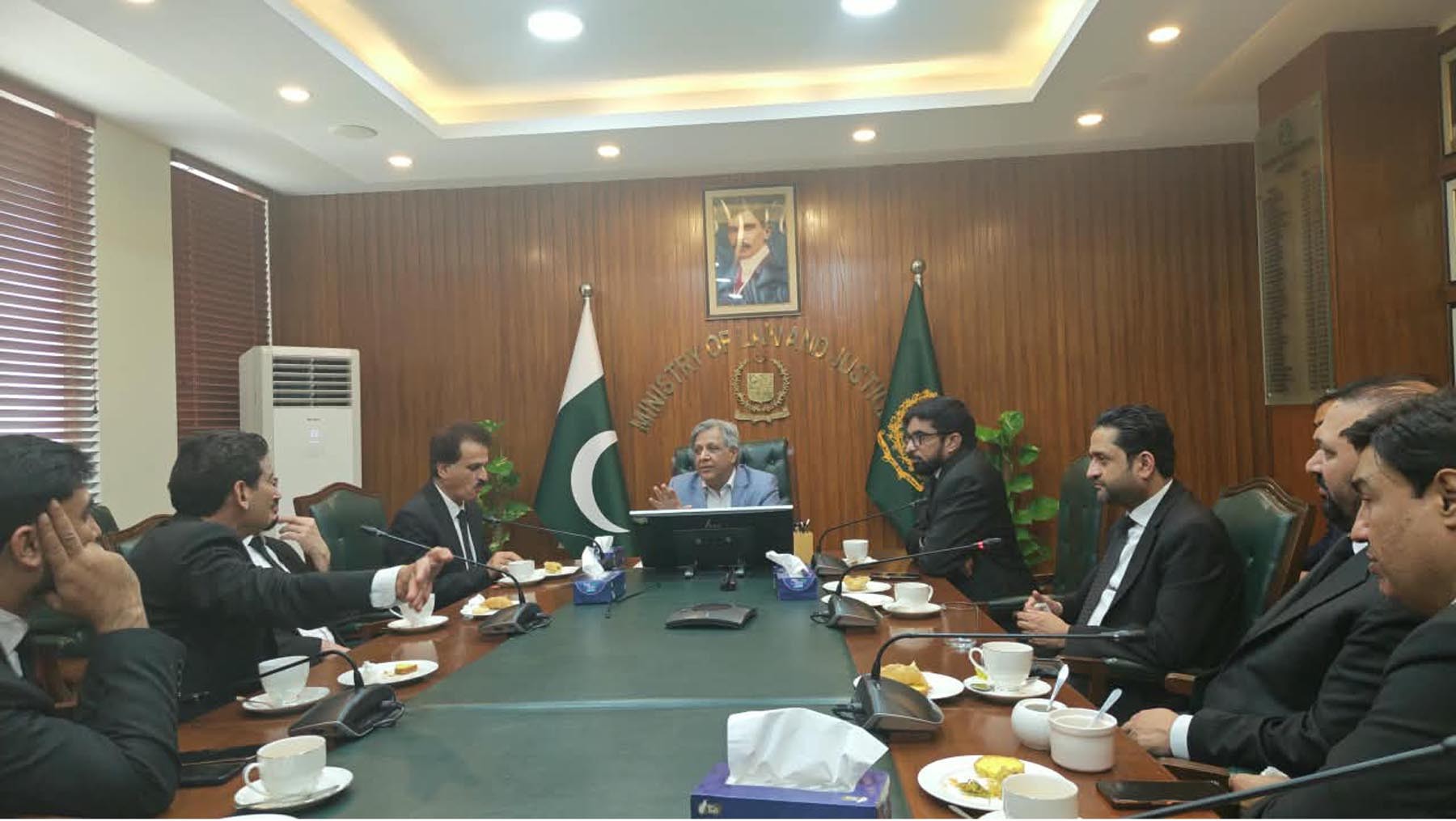 وفاقی وزیر سینیٹر اعظم نذیر تارڑ سے اسلام آباد بار کونسل اور ڈسٹرکٹ بار ایسوسی ایشن کے وفود کی ملاقات