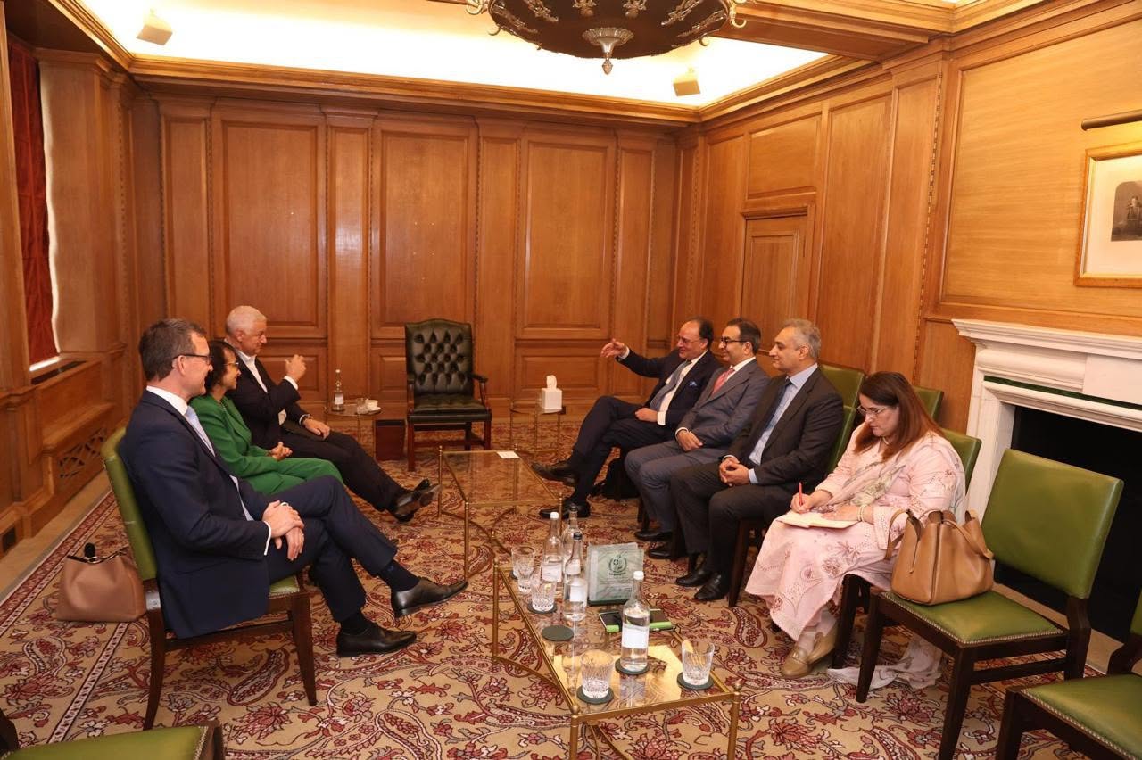 وزیر خزانہ محمد اورنگزیب کی سٹینڈرڈ چارٹرڈ بینک کے چیف ایگزیکٹو آفیسر سے ملاقات، مختلف مالیاتی و کیپیٹل مارکیٹ لین دین میں بینک کے تعاون کو سراہا