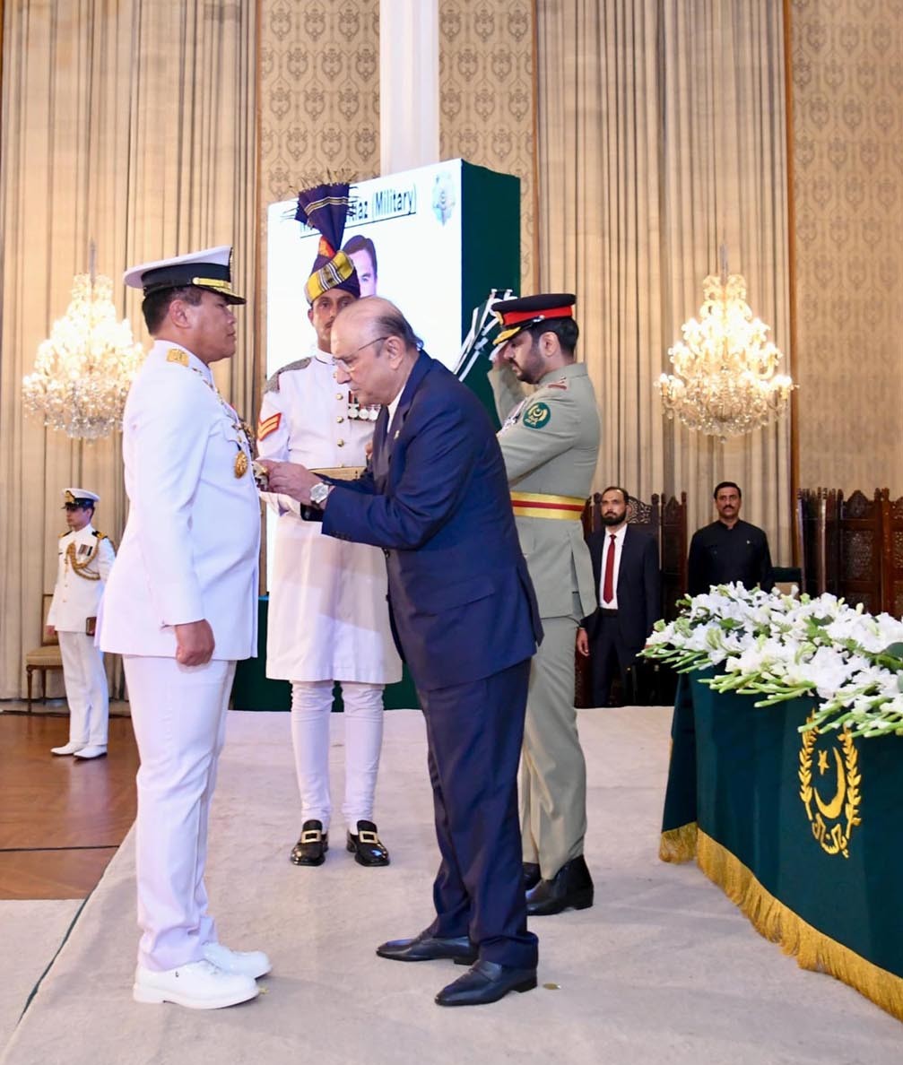 صدر آصف علی زرداری نے انڈونیشیا کی بحریہ کے سربراہ کو نشان امتیاز (ملٹری) عطا کیا
