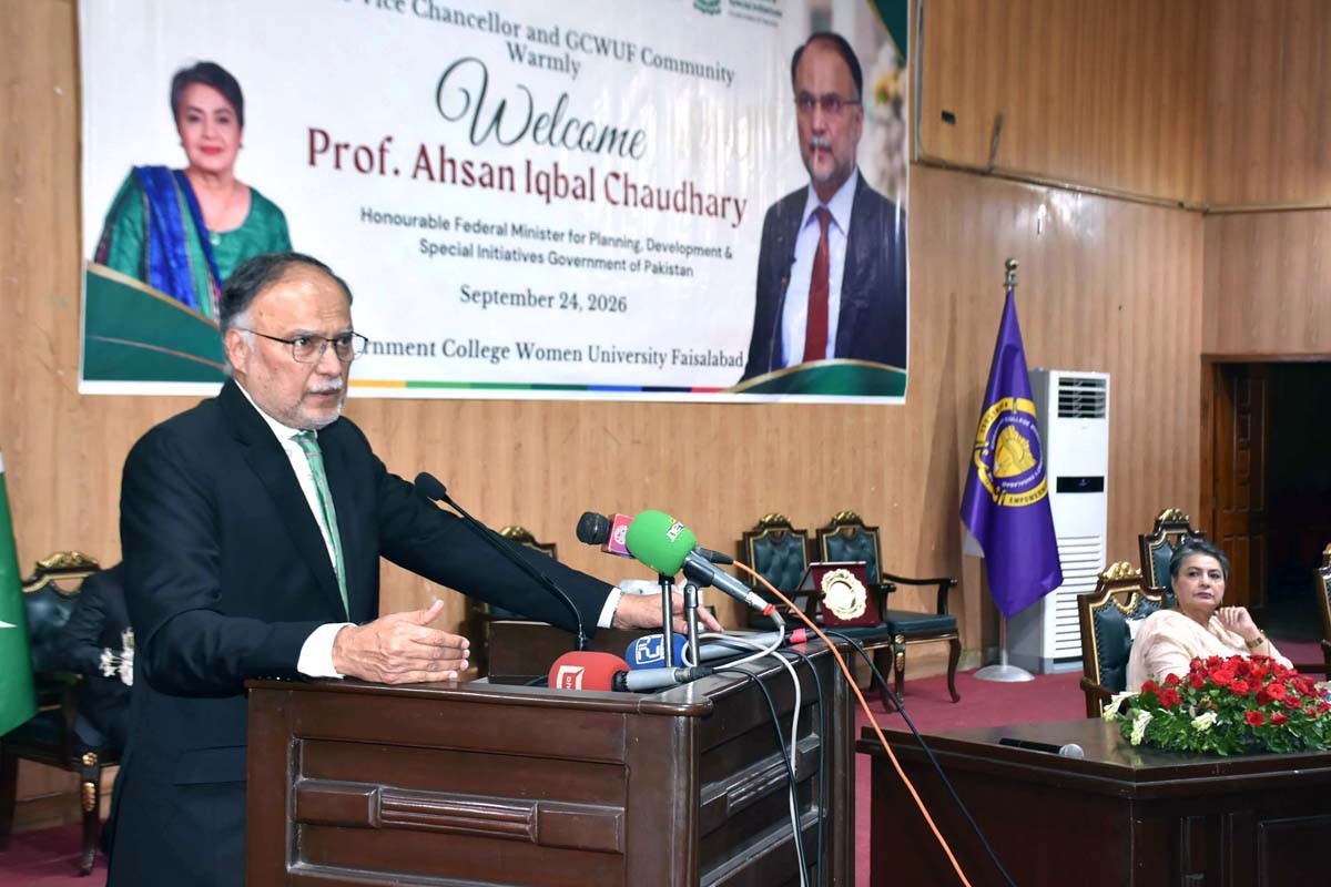 وفاقی وزیر منصوبہ بندی و ترقی احسن اقبال کا گورنمنٹ کالج ویمن یونیورسٹی فیصل آباد کا دورہ، دو نئے ہاسٹلز کا افتتاح، بنو شاہین طالبات سے حلف لیا