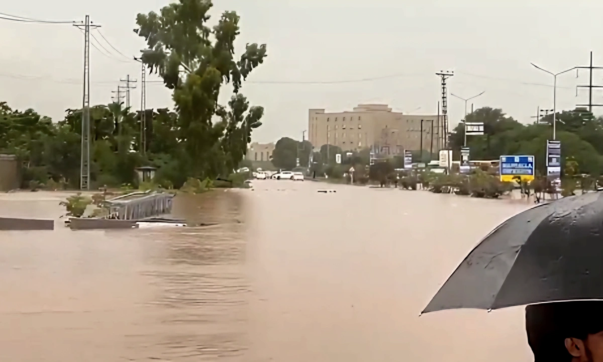 موسلادھار بارش کے باعث مردان، صوابی، پشاور، اسلام آباد/راولپنڈی، گوجرانوالہ اور گجرات کے نشیبی علاقے زیر آب آنے کا خدشہ ہے، محکمہ موسمیات کا انتباہ