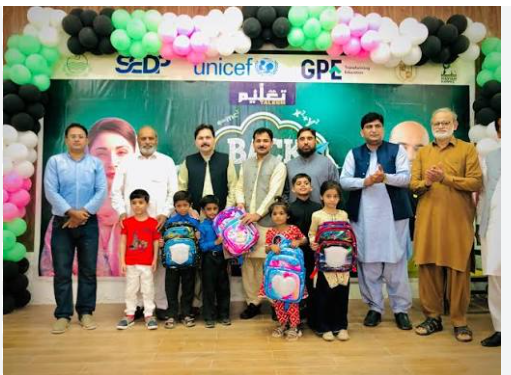 وزیراعلی پنجاب کے "بیک ٹو سکول پروگرام" کے تحت بچوں میں مفت کتابیں اور سکول بیگز تقسیم
