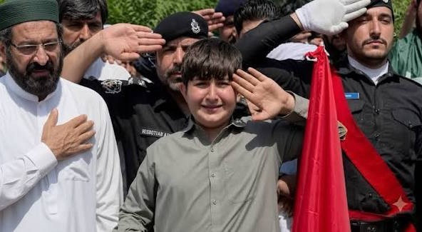 بیٹے کا سلام: شہید ایس پی اکبر شنواری کے بیٹے کا تعلیم کے ذریعے والد کو خراجِ عقیدت پیش کرنے کا عزم