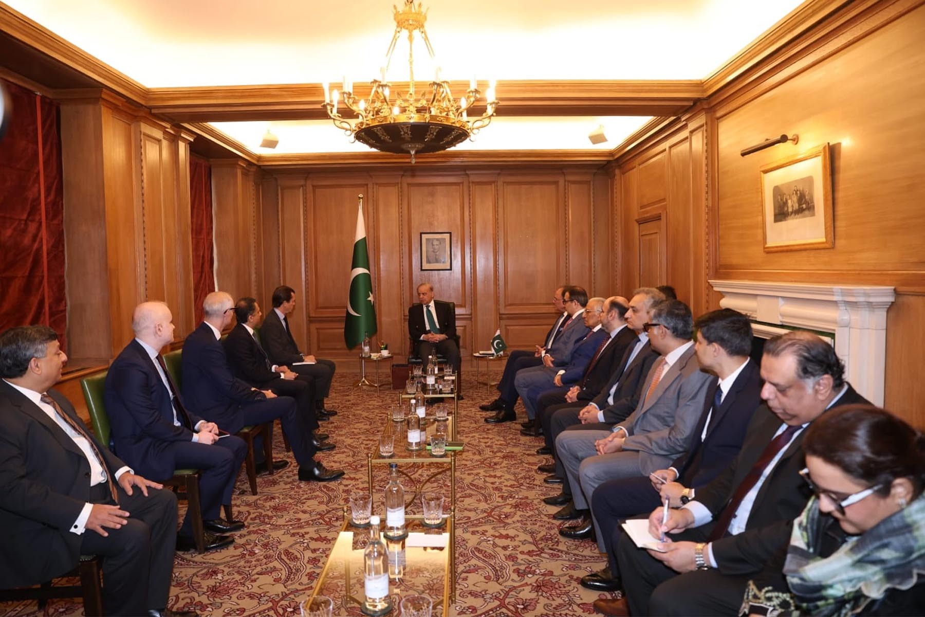 وزیراعظم محمد شہباز شریف کی دورہ برطانیہ کے دوران دنیا کے معروف مالیاتی اداروں بارکلیز، جے پی مورگن، سٹی، بلیک راک اور روتھ شیلڈ اینڈ کو کے اعلیٰ حکام سے الگ الگ ملاقاتیں