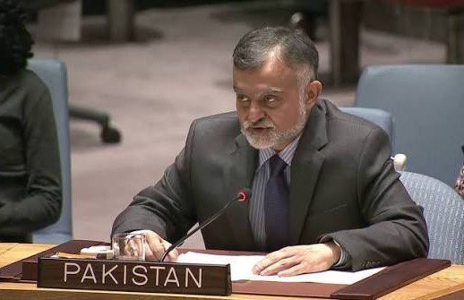 پاکستان نے اقوام متحدہ کی سلامتی کونسل پر زور دیا ہے کہ دنیا بھر میں جبری بے دخلی کے بڑھتے ہوئے بحران کی بنیادی وجوہات کے حل کے لیے تنازعات کی روک تھام اور ان کے حل کو اپنی ترجیحات میں مرکزی حیثیت دے۔سلامتی کونسل کے 15 رکنی اجلاس سے خطاب کرتے ہوئے قائم مقام سیکرٹری خارجہ نبیل منیر نے کہا کہ دنیا بھر میں 11 کروڑ 70 لاکھ افراد جبری طور پر بے گھر ہوچکے ہیں، سلامتی کونسل کو نئے تنازعات کی روک تھام، طویل عرصے سے جاری تنازعات کے حل اور اقوام متحدہ کے چارٹر و بین الاقوامی قانون کے مطابق ثالثی اور تنازعات کے پرامن حل کے فروغ کے لیے اقدامات کرنا ہوں گے۔