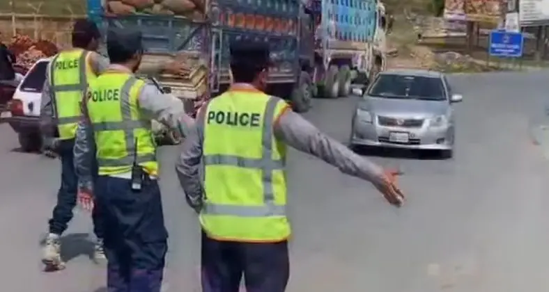 مانسہرہ، ٹریفک پولیس کا کالے شیشوں و غیر قانونی موڈیفیکیشن کے خلاف کریک ڈاؤن جاری