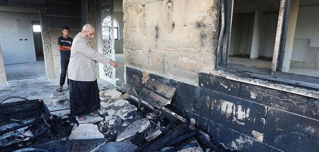 فلسطین کے مقبوضہ مغربی کنارے میں اسرائیلی آبادکاروں نے مسجد نذرِ آتش کردی