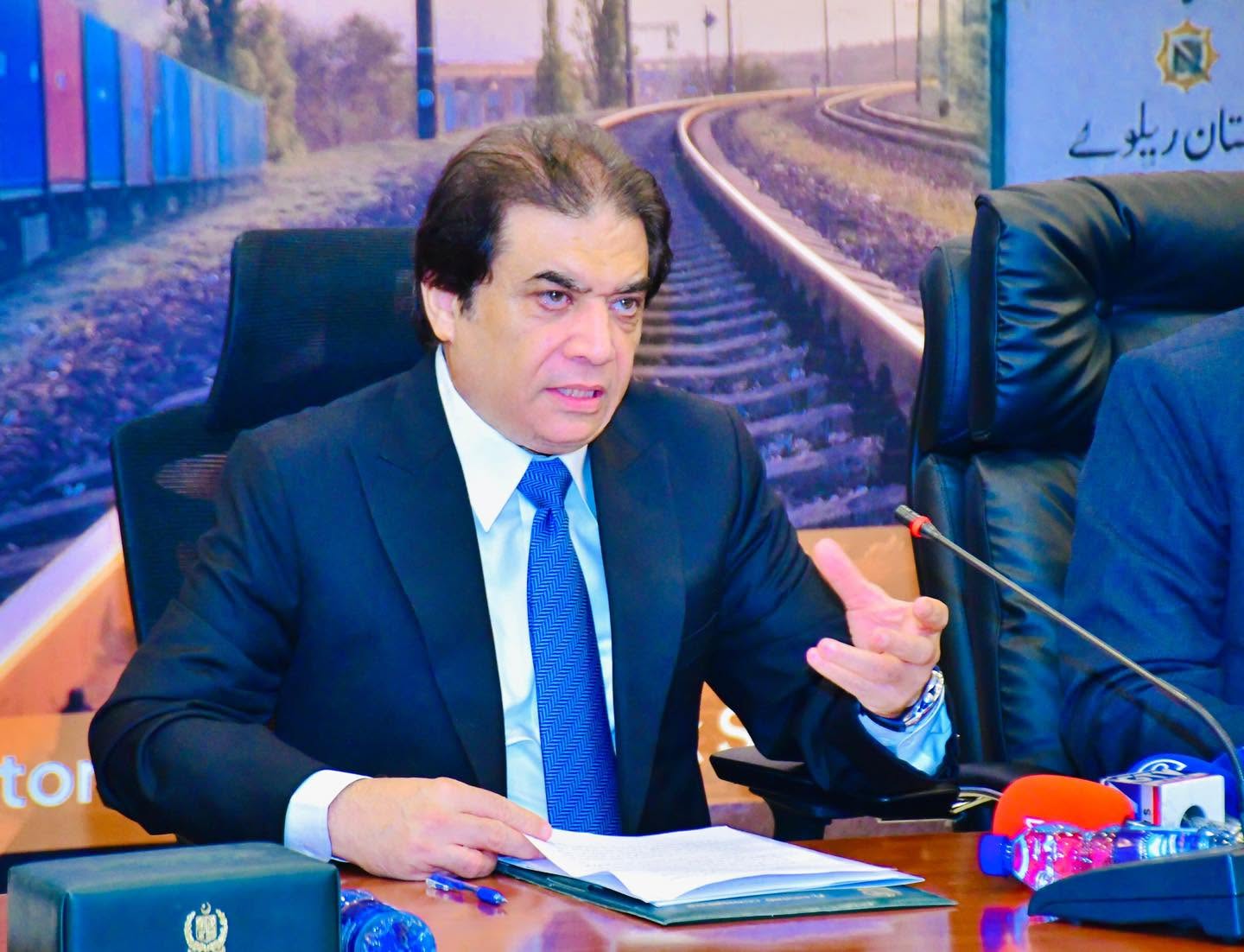 پی ٹی آئی نے مولانا فضل الرحمٰن پر کرپشن اور پرمٹس کے الزامات لگائے، آج وہ کس منہ سے ان کا بیانیہ اپنا رہے ہیں، وفاقی وزیر ریلوے محمد حنیف عباسی کی پارلیمنٹ کے باہر پریس کانفرنس
