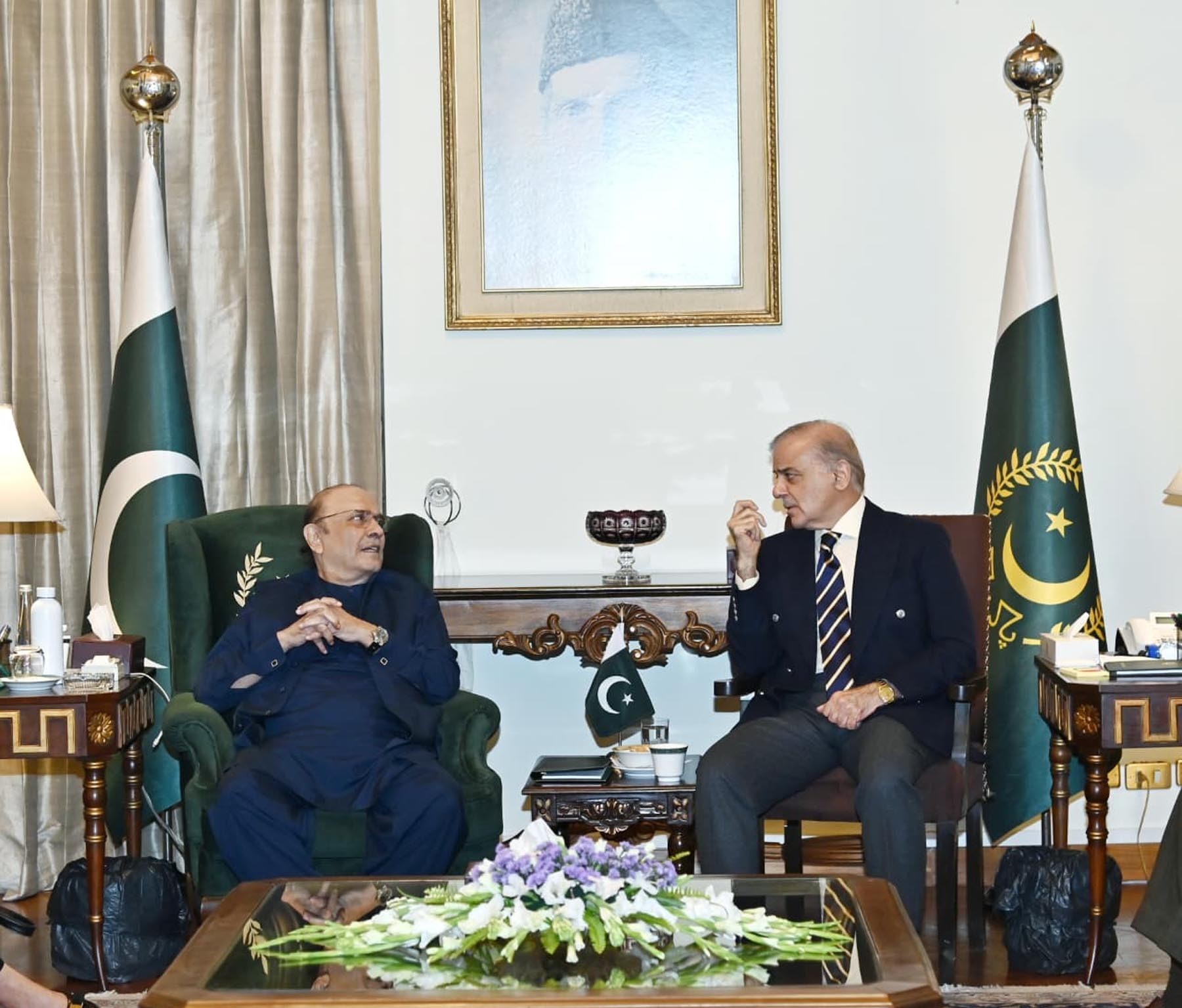 صدرِ مملکت آصف زرداری سے وزیراعظم محمد شہباز شریف کی ملاقات، وفاقی حکومت اور پاکستان پیپلز پارٹی کا مشترکہ وفد کل پی ٹی آئی قیادت سے ملاقات اور موجودہ سیاسی صورتحال پر مذاکرات کرے گا