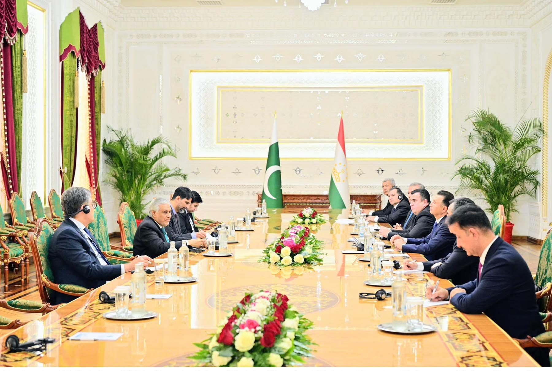 نائب وزیراعظم اسحاق ڈار کی تاجک وزیراعظم سے ملاقات،قریبی تعاون جاری رکھنے کے پاکستان کے عزم کا اعادہ