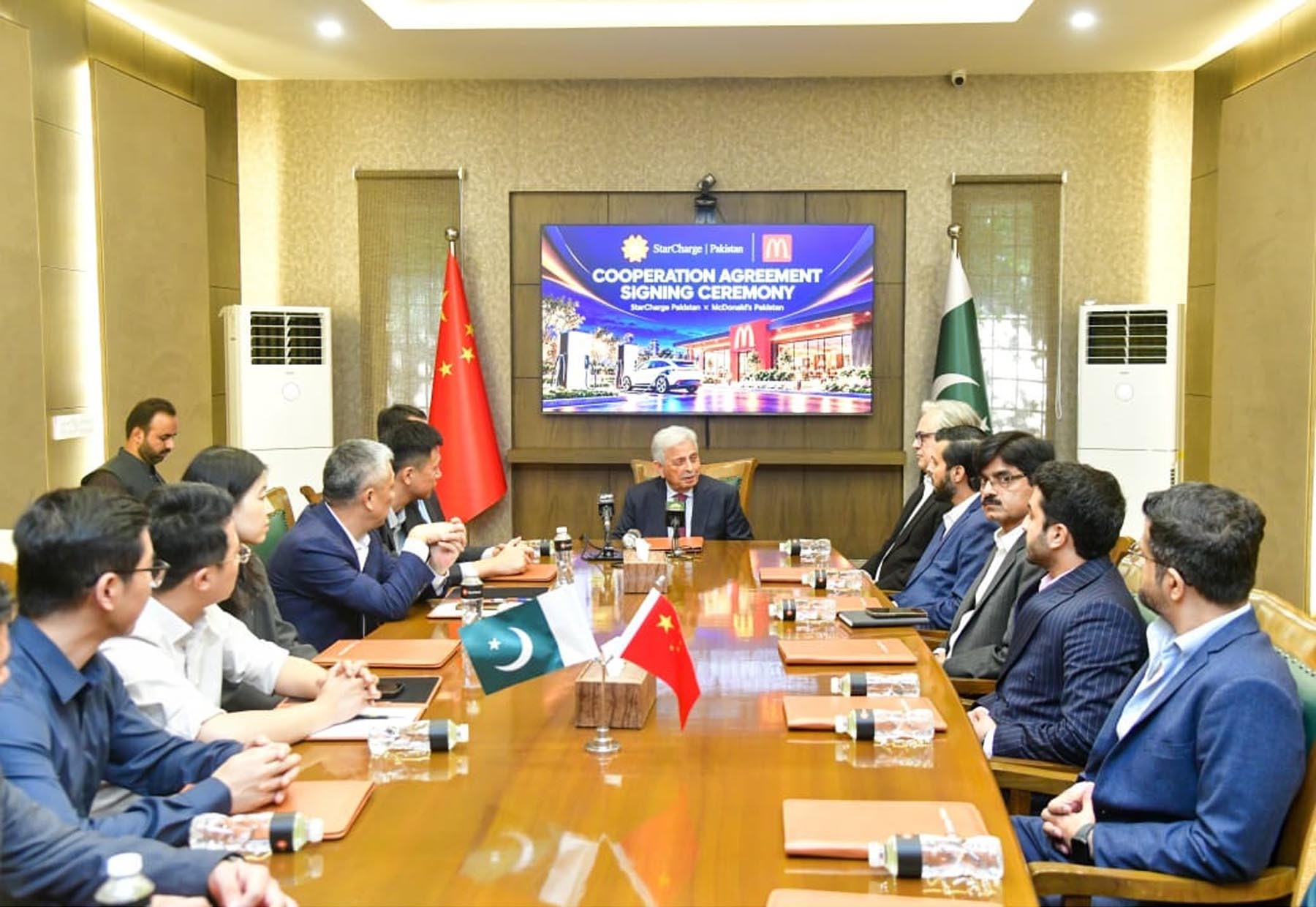 وفاقی وزیر برائے قومی غذائی تحفظ و تحقیق رانا تنویر حسین کا الیکٹرک گاڑیوں کی چارجنگ فراہم کرنے والی عالمی کمپنی سٹار چارج اور میکڈونلڈز پاکستان کے درمیان تعاون کے معاہدے کا خیرمقدم