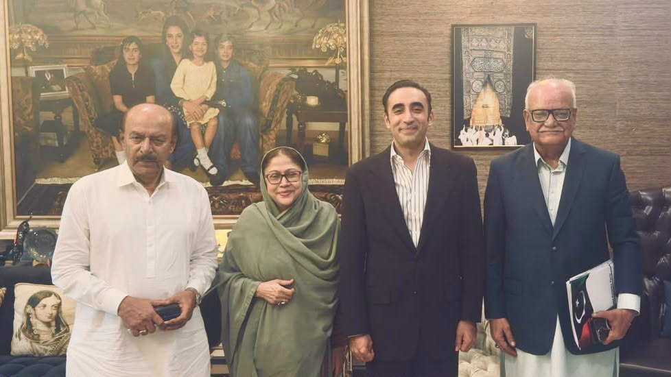 پاکستان پیپلزپارٹی کے چیئرمین بلاول بھٹو زرداری اور پی پی پی شعبہ خواتین کی مرکزی صدر فریال تالپور سے سندھ کے صدر نثار کھوڑو، جنرل سیکریٹری وقار مہدی ملاقات