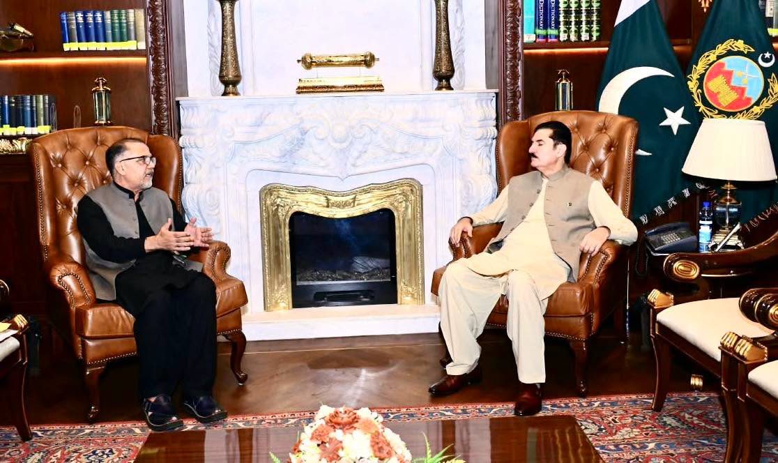 گورنر خیبرپختونخوا سے ڈپٹی کنٹرولر پروگرامز ریڈیو پاکستان پشاور عبدالمجید بلوچ کی ملاقات