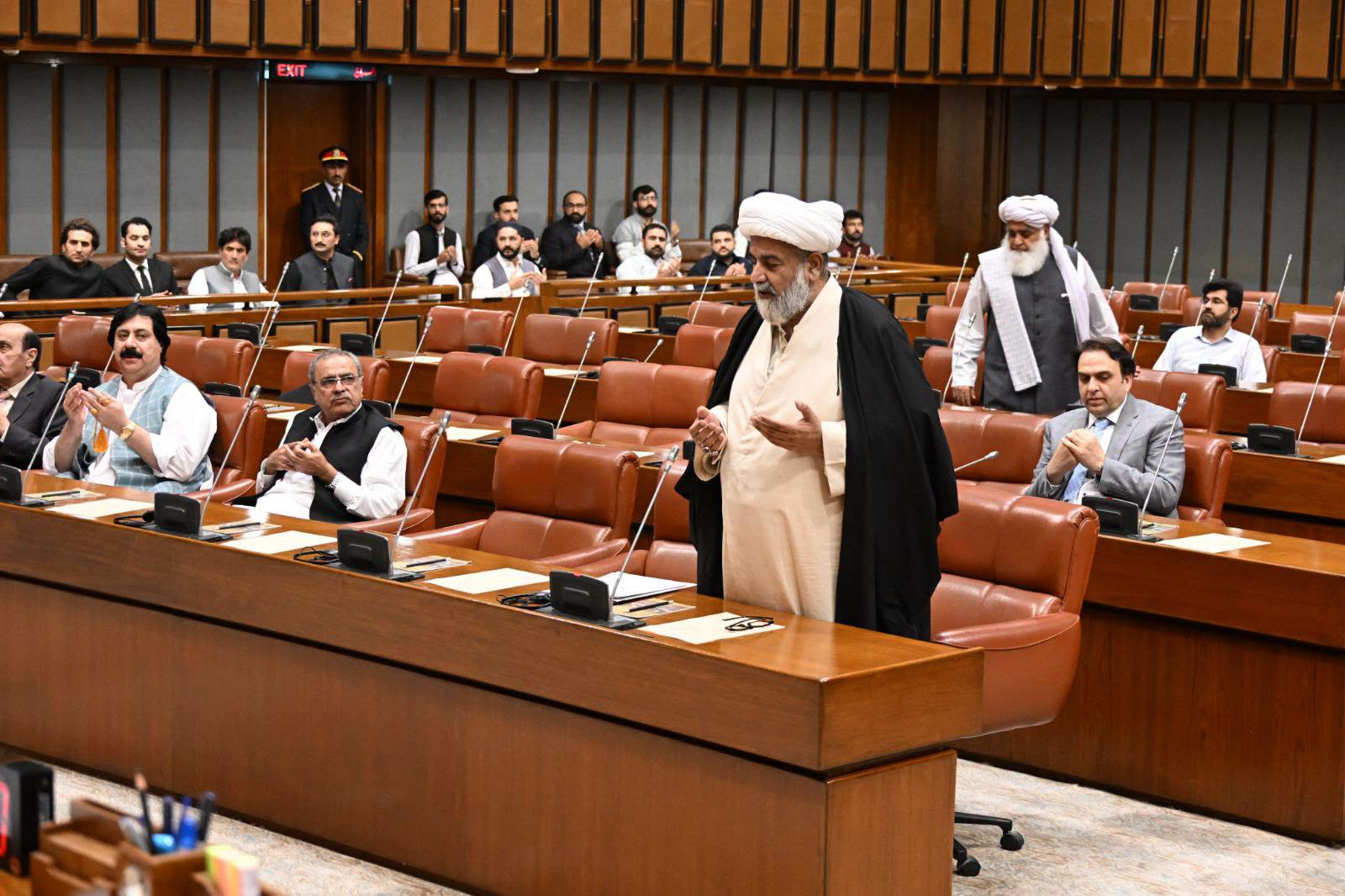 پشاور سکول حادثہ، سینیٹ میں جاں بحق طلبہ اور اساتذہ کے لیے فاتحہ خوانی کی گئی