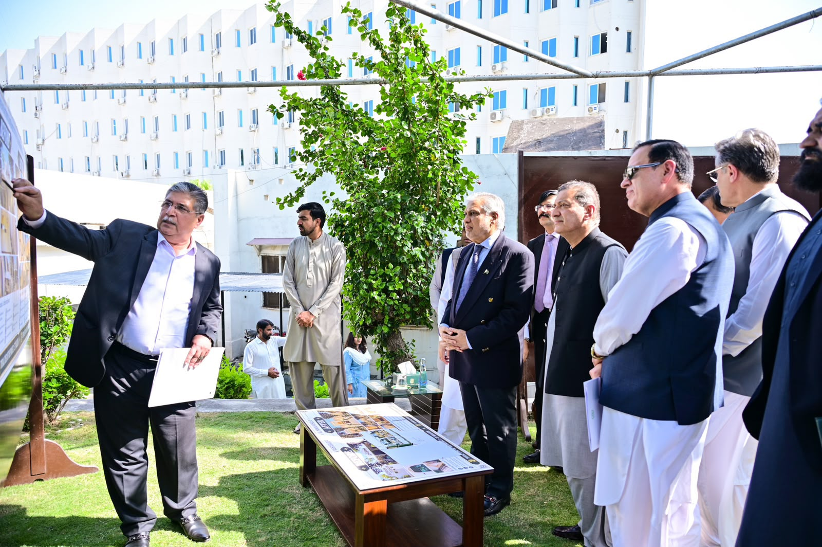 نائب وزیراعظم و وزیر خارجہ محمد اسحاق ڈارنے دفتر خارجہ کی مسجد کی توسیع اور تزئین و آرائش کا سنگ بنیاد رکھ دیا