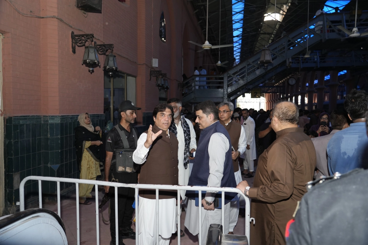 وفاقی وزیر ریلوے کا سٹیل اور کیرج شاپس مغلپورہ کا دورہ، الیکٹرک آرک فرنس مشین کا معائنہ،سپیکٹرو لیب کا بھی جائزہ لیا