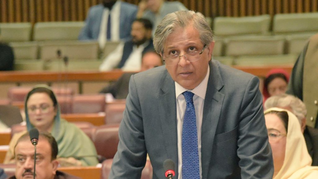 سینیٹ ارکان کو سرکاری پاسپورٹ کے حصول کیلئے چھ سالہ مدت پوری کرنے کی شرط غیر ضروری امتیاز ہے،یکساں قواعد وضع کئے جانے چاہئیں،اعظم نذیر تارڑ