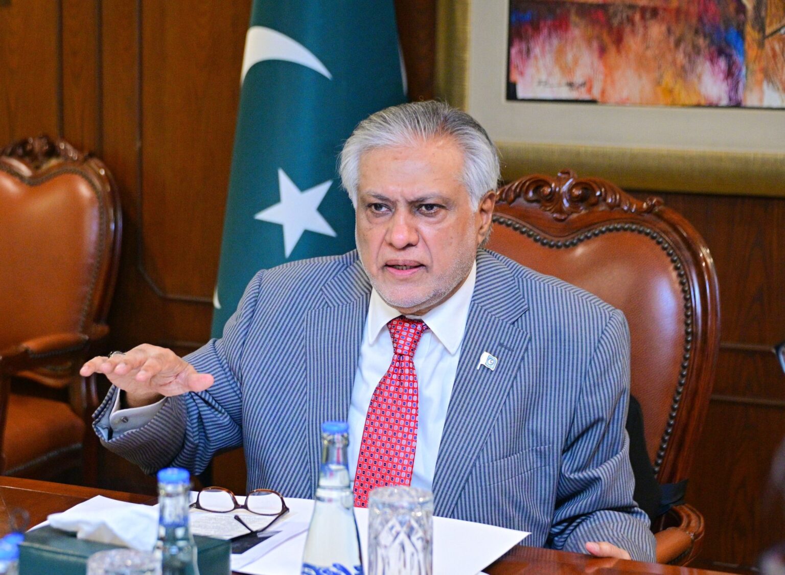 اشیائے ضروریہ کی ذخیرہ اندوزی، مصنوعی قلت پیدا کرنے اور زائد قیمتیں وصول کرنے والوں کے خلاف سخت کارروائی کی جائے گی،نائب وزیراعظم