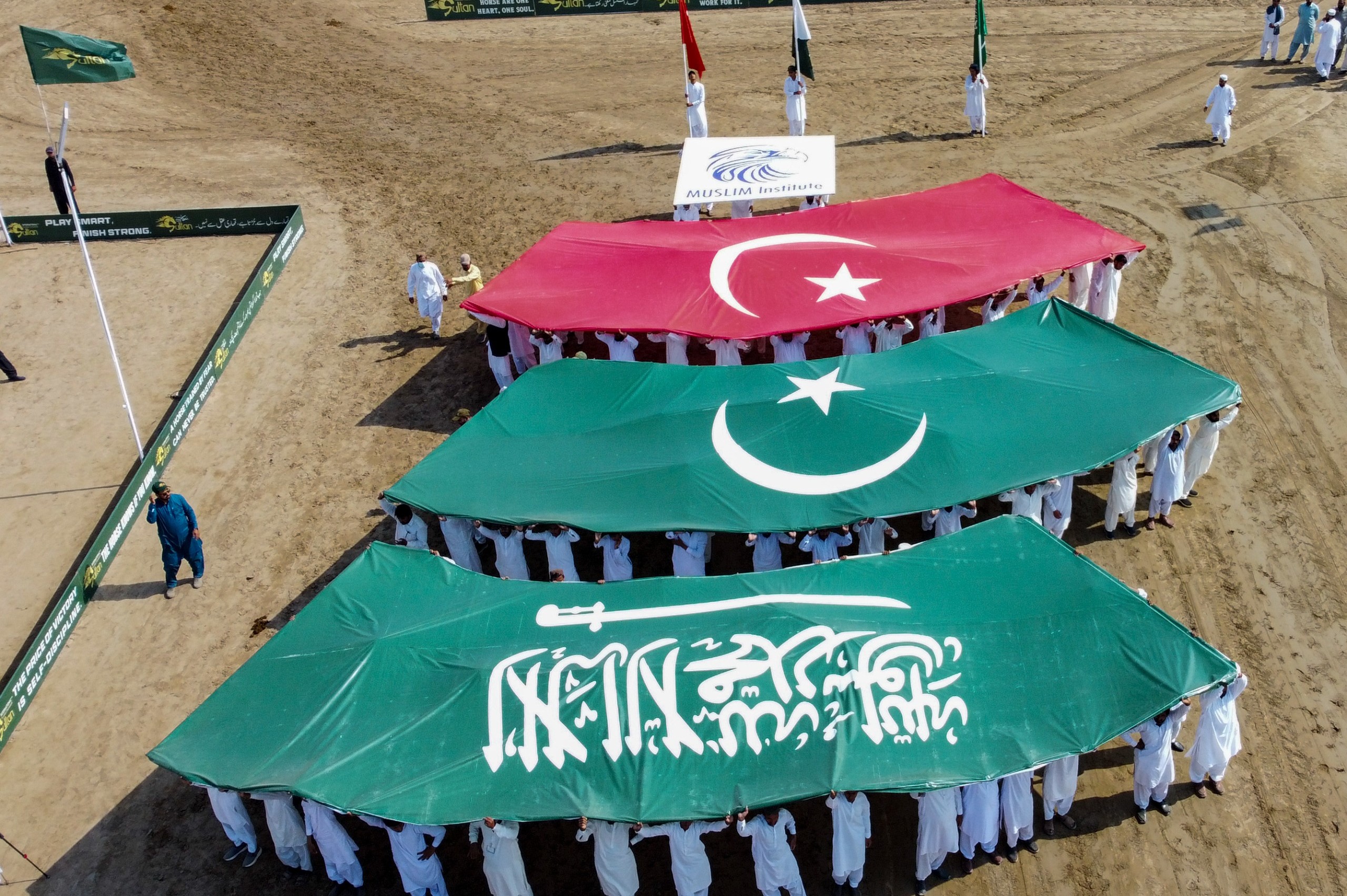 نیزہ بازی کے عالمی دن پر مکہ معاہدے سے اظہار یکجہتی کے لیے سلطان انٹرنیشنل نیزہ بازی ٹورنامنٹ میں منفرد و دلکش انداز اپنایا گیا جہاں گھوڑوں کو پاکستان، سعودی عرب اور ترکیہ کے قومی پرچموں کے رنگوں سے مزین کیا گیا، گھڑ سواروں نے تلواریں اور نیزے اٹھا رکھے تھے ۔