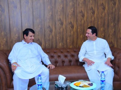 وفاقی وزیر انجنیئرامیر مقام سے نومنتخب وزیراعظم آزادکشمیر بیرسٹر افتخار گیلانی کی ملاقات،وزارت عظمیٰ کا منصب سنبھالنے پر مبارکباد
