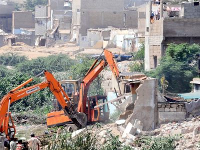 لیاری ایکسپریس وے کے دونوں اطراف تجاوزات مسمار، غیر قانونی پارکنگ کا خاتمہ کردیا