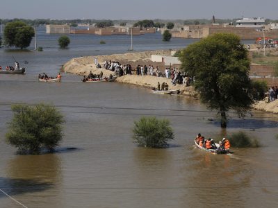 3CK8Y6J Rescue workers evacuate villagers from a flooded area in Jalalpur Pirwala, in Multan district, Pakistan, Wednesday, Sept. 10, 2025. (AP Photo/Asim Tanveer)