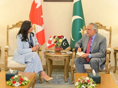 نائب وزیرِ اعظم و وزیرِ خارج اسحاق ڈار نے وزارتِ خارجہ آمد پر کینیڈا کی وزیرِ خارجہ انیتا آنند کا خیرمقدم کیا