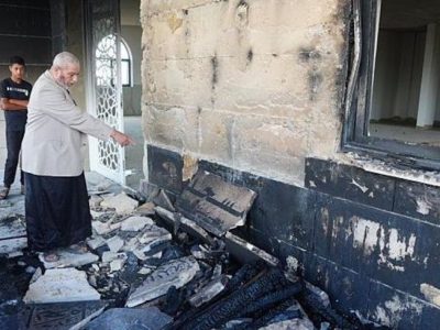 فلسطین کے مقبوضہ مغربی کنارے میں اسرائیلی آبادکاروں نے مسجد نذرِ آتش کردی