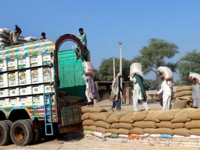 APP20-03
MULTAN: December 03 - Labourer busy in loading wheat bags on the delivery truck near Adda Band Bosan. APP photo by Tanveer Bukhari