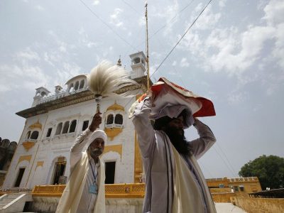 Sikh pilgrims perform ritual while visiting Maharaja Ranjit Singh's mausoleum in Lahore June 29, 2014. Hundreds of Sikh pilgrims attended the ceremonies to commemorate 175th death anniversary of Maharaja Ranjit Singh on Sunday. Singh was a former Sikh ruler of the united Punjab region under British colonial rule. REUTERS/Mohsin Raza (PAKISTAN - Tags: RELIGION ANNIVERSARY POLITICS)