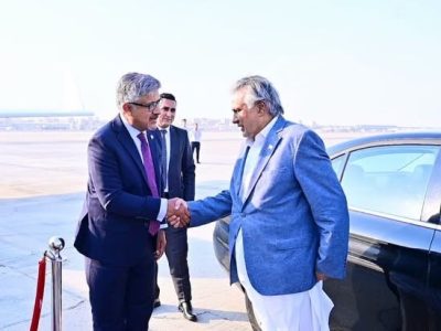 نائب وزیراعظم اسحاق ڈار کا آرفوروزرائے خارجہ اجلاس میں شرکت کیلئے قاہرہ کا دورہ